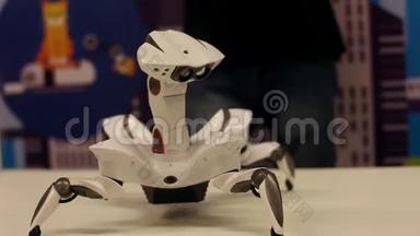 机器人月球车演示运动。 现代机器人技术。 人工智能。 控制系统