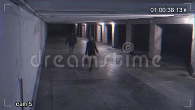 在地下通道抢劫一个女孩。 从<strong>监控摄像</strong>机记录