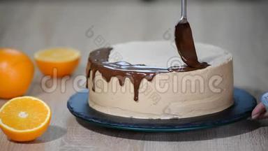 巧克力蛋糕上的糖霜。 现代蛋糕。 糖果师装饰蛋糕。