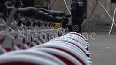 <strong>警察</strong>在城市巡逻，并在自行车停车场附近提供保安