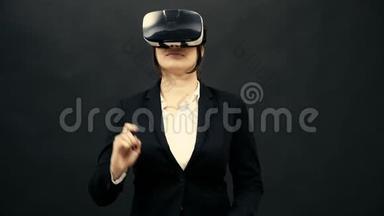 穿着VR耳机的女士穿着黑色工作室背景<strong>体验</strong>虚拟现实