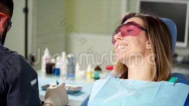 一名妇女在一家综合医院的牙科椅上，正在等待正畸医生