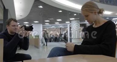 在商场里用智能<strong>手机制作</strong>女人视频