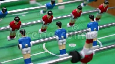 桌上足球，足球运动员在足球场上移动的塑料形象，酒吧