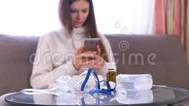 准备吸入。 雾化器，<strong>口罩</strong>和药品放在玻璃桌上.. <strong>带</strong>手机的女人。