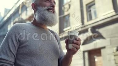 抬头看一看那个蓄胡子的男人正享受着一杯咖啡