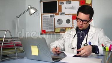 一位年轻的医生在一天结束时在私人诊所里签文件