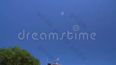 美丽的<strong>深蓝色天空</strong>之上破旧的彩色房屋，布拉诺岛，威尼斯