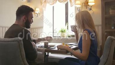 年轻的白种人夫妇在咖啡馆喝咖啡