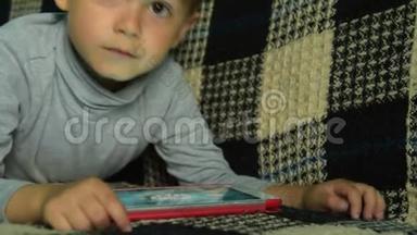 小孩子要玩平板电脑