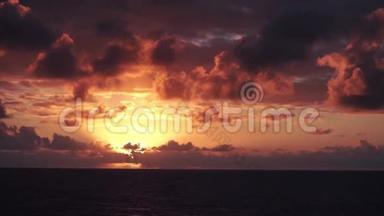 一个迷人的日落在海洋与不可思议的色彩的云和天