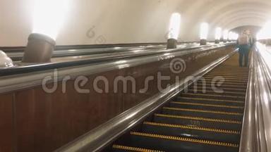 自动扶梯地铁的台阶。 现代自动扶梯电子系统移动.. 地铁里的自动扶梯。 地下