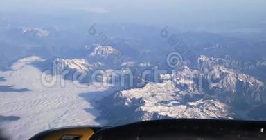 夏季从塔特拉山雪顶的飞机窗口观看空中景色。 高姿态