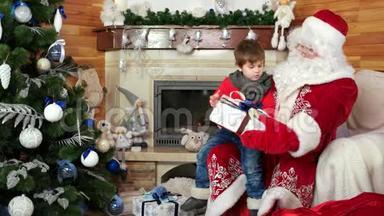 圣诞老人送给男孩<strong>大礼</strong>物，愿望成真，幸福的孩子拥抱圣尼古拉斯，送给孩子的礼物