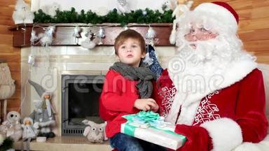 小男孩告诉圣诞老人他的圣诞愿望，孩子坐在圣尼古拉斯大腿上，给孩子的大礼物