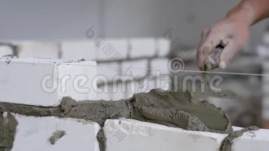 <strong>施工</strong>工人为墙壁<strong>铺设</strong>白砖的特写镜头。