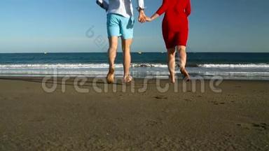 恋爱中的夫妻无忧无虑地<strong>跑到</strong>海滩上的水里。 西班牙加那利群岛特内里费海岸图片