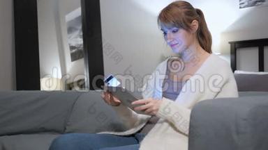 坐着的女士在平板电脑<strong>上网</strong>上购物