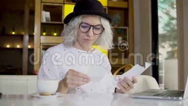 金钱和财务计划，女人用笔记本电脑检查账单