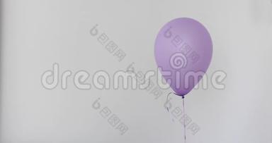 一个紫色气球<strong>白墙</strong>背景