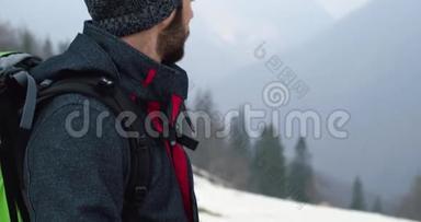 徒步旅行者带着背包在雪地小径上四处寻找。 真正的背包客成人徒步旅行或徒步旅行在秋天或