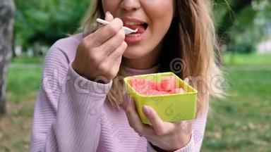小可爱的女孩在公园里吃新鲜的西瓜。 健康的饮食。 健康饮食和饮食观念.. 起来
