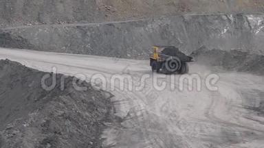 露天矿山开采自卸汽车.. 装载的卡车在采石场行驶。 工作过程中的卡车。