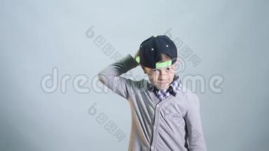 这个男孩戴上帽子，在白色的背景上展示<strong>班级</strong>隔离