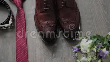 漂亮男人的婚礼配饰。 鞋子，戒指，花束，腰带和领带。