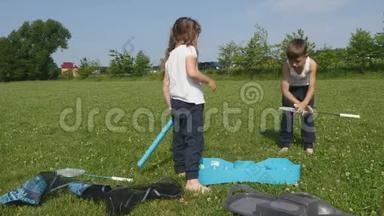 孩子们兄妹在草地上玩游戏