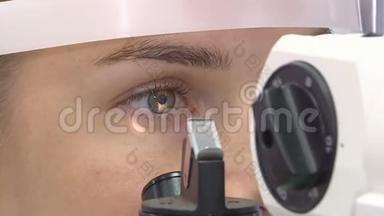 一位年轻妇女接受眼科<strong>检查</strong>，<strong>检查眼睛</strong>的健康和视力。
