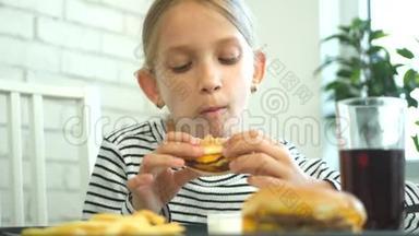 小孩吃快餐，小孩在餐馆吃汉堡包，小孩喝果汁