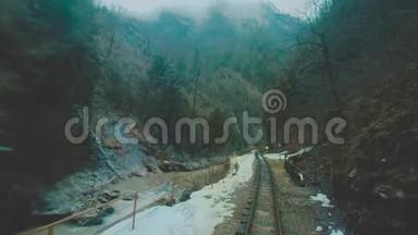 一列旧火车或火车头正沿着狭窄峡谷中的窄轨铁路行驶。 火车沿着火车行驶