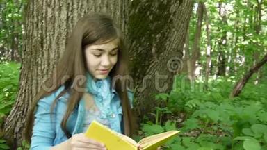 一幅可爱的十几岁女孩在森林里看书翻页的画