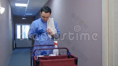 男旅馆清洁工在打扫房间前戴上手套