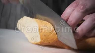 一立方的白面包面包。 厨师把面包切下来煎. 凯撒沙拉