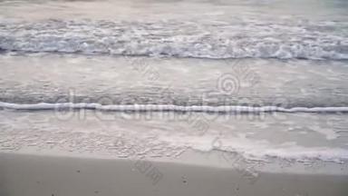沙滩上的海浪。 夏季纹理背景