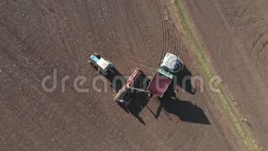 用挂载播种机对耕田作物进行直接播种的拖拉机的空中视野。 技术技巧