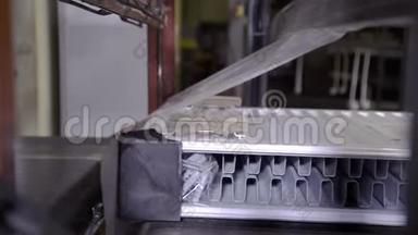 工厂供暖散热器现代机器人包装生产线