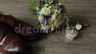 漂亮男人的婚礼配饰。 鞋子，戒指，花束，腰带和领带。