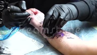 纹身师在模特手臂上制作纹身的慢镜头