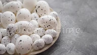 白色陶<strong>瓷盘子</strong>中白色传统点缀复活节彩蛋的组成