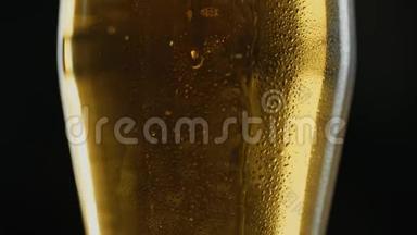 一杯<strong>冰镇</strong>牛皮<strong>啤酒</strong>，滴在玻璃杯里，酒吧或酒吧里