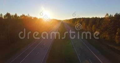 日落时，沿着混合的硬木和针叶林的高速公路的空中全景。