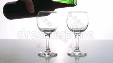 这两个水晶酒杯正在餐厅的酒吧里用带有浓郁花团锦簇的红干葡萄酒来完成。