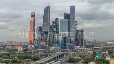 莫斯科城市摩天大楼的<strong>商业综合体</strong>昼夜不停。 前景是铁路和汽车