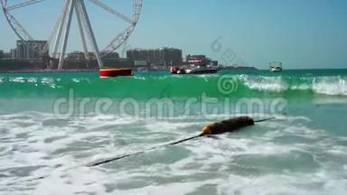 海滩迪拜码头。 阳光明媚的一天在海上。