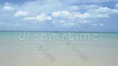 安达曼海的热带<strong>沙滩</strong>，多云的蓝天。 <strong>夏季</strong>阳光下海水清澈的Karon海滩<strong>风</strong>景。