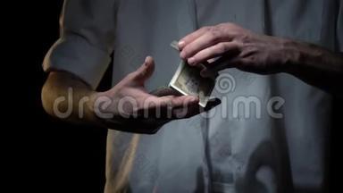 一个穿灰色衬衫的男人手臂上有纹身，表现出一种纸牌魔术，动作缓慢