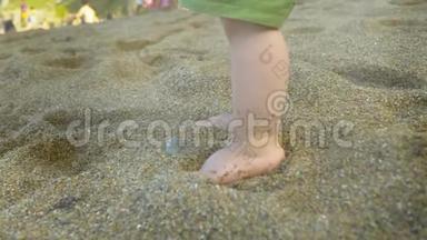 在温<strong>暖</strong>的阳光下，在诺森西班牙海滩温<strong>暖</strong>的沙滩上小男孩的<strong>脚</strong>